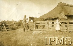 1919, Wołyń.
Rtm. Buchnowski i dwie wiejskie dziewczynki z końmi.
Fot. NN, Instytut Polski i Muzeum im. gen. Sikorskiego w Londynie