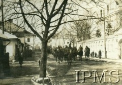 01.11.1919-11.04.1920, Żółkiew k. Lwowa.
Przejazd szwadronów 14 Pułku ulicami miasta, z prawej mur kościoła Dominikanów pod wezwaniem Wniebowzięcia Maryi Panny.
Fot. NN, Instytut Polski i Muzeum im. gen. Sikorskiego w Londynie