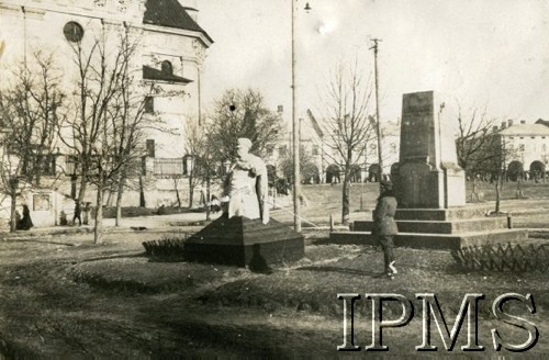 01.11.1919-11.04.1920, Żółkiew k. Lwowa.
Zniszczony pomnik króla Jana III Sobieskiego, w tle rynek i fragment kolegiaty św. Wawrzyńca.
Fot. NN, Instytut Polski i Muzeum im. gen. Sikorskiego w Londynie
