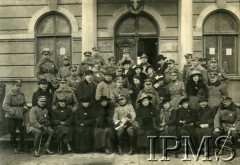 Styczeń 1920, Żółkiew k. Lwowa.
Grupa oficerów 14 Pułku i miejscy notable. W pierwszym rzędzie siedzą od lewej: por. Duszyński, p. Zwolski, p. Zwolska, NN, płk Konstanty Plisowski, pani Ulm - żona starosty, NN, NN, NN - właściciel majątku, por. Odolski. W drugim rzędzie od lewej: ppor. Władysław Buderacki, prezes sądu, ppor. Witold Czaykowski, ppor. Dąbrowski, NN, NN, rtm. Modest Romiszewski, Zofia Zwolska, por. Aleksander Wasilewski, Jadzia (nazwisko nieznane), por. Kazimierz Plisowski, Norka (nazwisko nieznane), ppor. Jan Dłutek. W trzecim rzędzie: por. lek. wet. Kochanowski, por. Piotr Massalski, por. Westermark. Czwarty rząd: por. Sztukowski, ppor. Jerzy Skarbek-Rudzki, ppor. Aleksander Kwiatkowski, ppor. Jankowski, por. Padachowski, NN, p. Ulm - starosta, NN, pchor. Bąkowski, ppor. Jerzy Berezowski, ppor. Franciszek Skibiński.
Fot. NN, Instytut Polski i Muzeum im. gen. Sikorskiego w Londynie