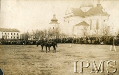 22.01.1920, Żółkiew k. Lwowa.
14 Pułk Ułanów na rynku przed defiladą, w tle kolegiata św. Wawrzyńca.
Fot. NN, Instytut Polski i Muzeum im. gen. Sikorskiego w Londynie