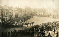 22.01.1920, Żółkiew k. Lwowa.
14 Pułk Ułanów na rynku przed defiladą.
Fot. NN, Instytut Polski i Muzeum im. gen. Sikorskiego w Londynie