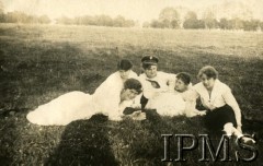 Wiosna 1920, Żółkiew k. Lwowa.
Grupa dziewcząt na łące.
Fot. NN, Instytut Polski i Muzeum im. gen. Sikorskiego w Londynie