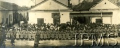 Marzec 1921, Tomaszów Lubelski, Polska.
Grupa podoficerów i ułanów 14 Pułku na rynku miasteczka.
Fot. NN, Instytut Polski i Muzeum im. gen. Sikorskiego w Londynie