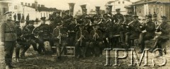 1921, Tomaszów Lubelski, Polska.
Pułkowa orkiestra dęta, z lewej stoi ppor. Jan Dłutek, autor muzyki hymnu ułanów Jazłowieckich.
Fot. NN, Instytut Polski i Muzeum im. gen. Sikorskiego w Londynie