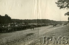 20.03.1921, Tomaszów Lubelski, Polska.
Dekoracja srebrnym Krzyżem Virtuti Militari sztandaru 14 Pułku Ułanów. Brygada czeka na przybycie Marszałka Józefa Piłsudskiego.
Fot. NN, Instytut Polski i Muzeum im. gen. Sikorskiego w Londynie