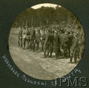 20.03.1921, Tomaszów Lubelski, Polska.
Dekoracja sztandaru przez Marszałka Józefa Piłsudskiego. Marszałek w otoczeniu oficerów.
Fot. NN, Instytut Polski i Muzeum im. gen. Sikorskiego w Londynie