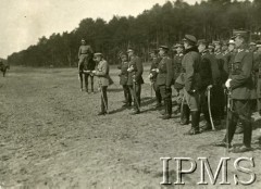 20.03.1921, Tomaszów Lubelski, Polska.
Marszałek Józef Piłsydski odczytuje rozkaz o dekoracji sztandarów.
Fot. NN, Instytut Polski i Muzeum im. gen. Sikorskiego w Londynie