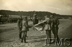 20.03.1921, Tomaszów Lubelski, Polska.
Dekoracja Krzyżem Virtuti Militari sztandaru 1 Pułku Ułanów Krechowieckich przez Marszałka Józefa Piłsudskiego.
Fot. NN, Instytut Polski i Muzeum im. gen. Sikorskiego w Londynie