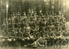 Maj 1921, Tomaszów Lubelski, Polska.
Pierwsza Szkoła podoficerska pułku po ukończeniu kursu. W pierwszym rzędzie siedzą od lewej: NN, NN, plut. Wilhelmi, plut Władysław Moycho, NN, kapral Gwidon Salomon, plut. Kłębek, wachm. Julian Matasow. W drugim rzędzie od prawej siedzą: kpr. Balsewicz, kpr. Zychowicz. W trzecim rzędzie stoją od lewej: kpr. Skowroński, NN, NN, kpr. Woźnicki, kpr. Strzygocki, NN, kpr. Skopowski. Oficerowie: płk Konstanty Plisowski (d-ca brygady), mjr Albert Wielopolski (d-ca pułku), ppor. Berezowski, adiutant ppor. Witold Czaykowski.
Fot. NN, Instytut Polski i Muzeum im. gen. Sikorskiego w Londynie