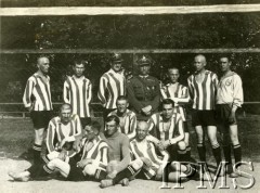 Lata 20., Lwów, Polska.
Pułkowa drużyna piłki nożnej, w środku stoi rotmistrz Edward Godlewski.
Fot. NN, Instytut Polski i Muzeum im. gen. Sikorskiego w Londynie