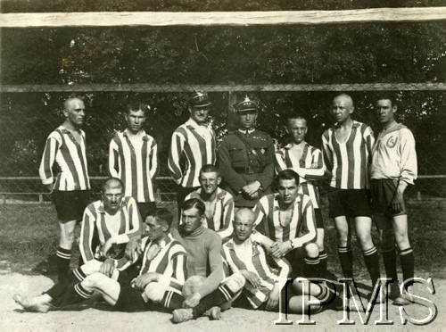 Lata 20., Lwów, Polska.
Pułkowa drużyna piłki nożnej, w środku stoi rotmistrz Edward Godlewski.
Fot. NN, Instytut Polski i Muzeum im. gen. Sikorskiego w Londynie