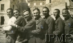 Lata 20., Polska.
Stoją od lewej: wachmistrz Dewald, NN, NN, ułan Lelowski, NN, NN, plut. Baranowski.
Fot. NN, Instytut Polski i Muzeum im. gen. Sikorskiego w Londynie