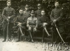 Lata 20., Lwów, Polska.
Z lewej stoi ułan Jan Brzęk (mój luzak), z prawej Władek (mój ordynans), z prawej siedzi ułan Przybyła (luzak rotm. Godlewskiego).
Fot. NN, Instytut Polski i Muzeum im. gen. Sikorskiego w Londynie