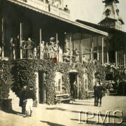 Wrzesień 1919, Warszawa, Polska.
Tor wyścigów konnych na Polach Mokotowskich, widok loży honorowej.
Fot. NN, Instytut Polski i Muzeum im. gen. Sikorskiego w Londynie