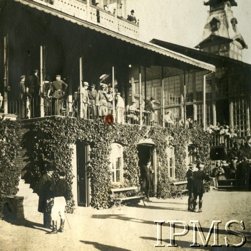 Wrzesień 1919, Warszawa, Polska.
Tor wyścigów konnych na Polach Mokotowskich, widok loży honorowej.
Fot. NN, Instytut Polski i Muzeum im. gen. Sikorskiego w Londynie