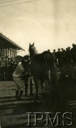 Wrzesień 1919, Warszawa, Polska.
Tor wyścigów konnych na Polach Mokotowskich, dżokej z koniem po biegu.
Fot. NN, Instytut Polski i Muzeum im. gen. Sikorskiego w Londynie