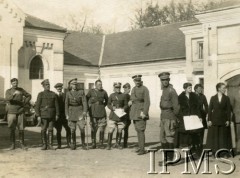 1925, Dzików, Polska.
Rajd kawaleryjski przez Polskę, szósty od lewej stoi rtm. Jacyna, obok niego major Albert Wielopolski.
Fot. NN, Instytut Polski i Muzeum im. gen. Sikorskiego w Londynie