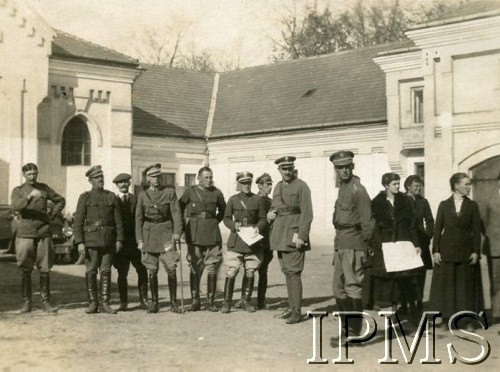 1925, Dzików, Polska.
Rajd kawaleryjski przez Polskę, szósty od lewej stoi rtm. Jacyna, obok niego major Albert Wielopolski.
Fot. NN, Instytut Polski i Muzeum im. gen. Sikorskiego w Londynie