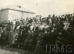 Lata 20., Lwów, Polska.
Pułkowe zawody hippiczne, goście na trybunie.
Fot. NN, Instytut Polski i Muzeum im. gen. Sikorskiego w Londynie