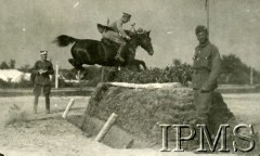 Lata 20., Lwów, Polska.
Por. Włodzimierz Schild podczas zawodów hippicznych.
Fot. NN, Instytut Polski i Muzeum im. gen. Sikorskiego w Londynie