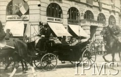 11.05.1922, Lwów, Polska.
Marszałek Ferdynand Foch we Lwowie, przejazd ulicami miasta w powozie. W tle siedziba lwowskiego oddziału Banku dla Handlu i Przemysłu oraz 