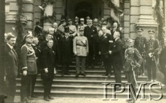 11.05.1922, Lwów, Polska.
Wizyta Marszałka Foch'a we Lwowie, grupa osób na schodach przed budynkiem, na pierwszym planie z lewej stoi gen. Aleksander Pajewski, z prawej Thulie, na schodach w głębi Marszałek Ferdynand Foch.
Fot. NN, Instytut Polski i Muzeum im. gen. Sikorskiego w Londynie