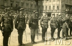 1922-1923, Warszawa, Polska.
Marszałek Ferdynand Foch dekoruje polskich oficerów orderem Legii Honorowej, drugi od lewej stoi gen. Gustaw Orlicz-Dreszer, za nim płk Konstanty Plisowski, francuski oficer dekoruje ppłk Kordiana Józefa Zamorskiego.
Fot. NN, Instytut Polski i Muzeum im. gen. Sikorskiego w Londynie