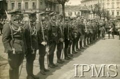 1922-1923, Warszawa, Polska.
Marszałek Ferdynand Foch dekoruje polskich oficerów orderem Legii Honorowej, dziewiąty od lewej stoi gen. Gustaw Orlicz-Dreszer, za nim płk Konstanty Plisowski.
Fot. NN, Instytut Polski i Muzeum im. gen. Sikorskiego w Londynie