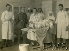 Lata 20., Lwów, Polska.
Szpital garnizonowy, stoją od lewej: dr kpt. Sołtysik (Sołysik), płk dr prof. Romuald Węgłowski, dr prof. Eugenia Węgłowska.
Fot. NN, Instytut Polski i Muzeum im. gen. Sikorskiego w Londynie