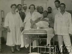 Lata 20., Lwów, Polska.
Szpital garnizonowy, chorzy i personel, w środku stoi dr prof. Eugenia Węgłowska.
Fot. NN, Instytut Polski i Muzeum im. gen. Sikorskiego w Londynie