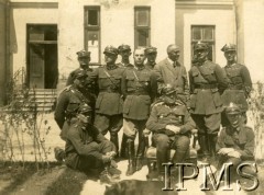 Lata 20., Lwów, Polska.
Oficerowie 14 Pułku Ułanów przed budynkiem. Stoją od lewej: por. Jerzy Strużyński, por. Płoski, por. Stanisław Kałusowski, mjr Edward Godlewski, por. Władysław Nowacki, rotm. rez. Franciszek Raciborski, mjr Kazimierz Plisowski, por. Władysław Walczyński; klęczy ppor. Dadiani. Siedzą: por. Włodzimierz Korytkowski, płk Marian Przewłocki, por. Porzecki.
Fot. NN, Instytut Polski i Muzeum im. gen. Sikorskiego w Londynie