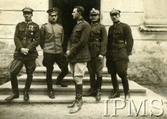 Lata 20., Lwów, Polska.
Oficerowie 14 Pułku Ułanów na schodach przed budynkiem. Stoją od lewej: rtm. Karol Wisłouch, NN, por. Andrzej Pilawitz, por. Wilhelm Pflanzer, por. Dadiani.
Fot. NN, Instytut Polski i Muzeum im. gen. Sikorskiego w Londynie