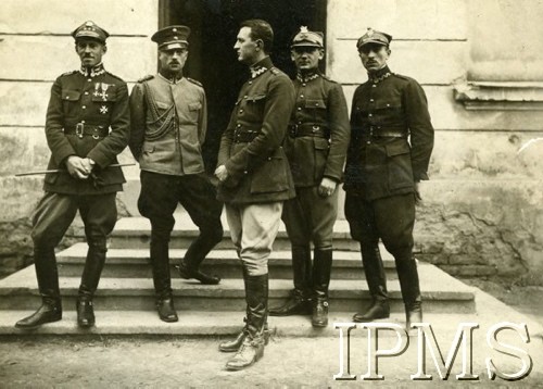 Lata 20., Lwów, Polska.
Oficerowie 14 Pułku Ułanów na schodach przed budynkiem. Stoją od lewej: rtm. Karol Wisłouch, NN, por. Andrzej Pilawitz, por. Wilhelm Pflanzer, por. Dadiani.
Fot. NN, Instytut Polski i Muzeum im. gen. Sikorskiego w Londynie