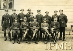 1927, Lwów, Polska.
Oficerowie i podoficerowie 3 szwadronu 14 Pułku Ułanów. Siedzą: pchor. NN, por. Stanisław Kostkiewicz, rtm. Witold Czaykowski, por. Jerzy Strużyński, wachm. Kloc. Stoją m.in.: kpr. Tokarz, kpr. Ptyś, plut. Chirowski, kpr. Przybyła, kpr. Świder, kpr. Halaba.
Fot. NN, Instytut Polski i Muzeum im. gen. Sikorskiego w Londynie