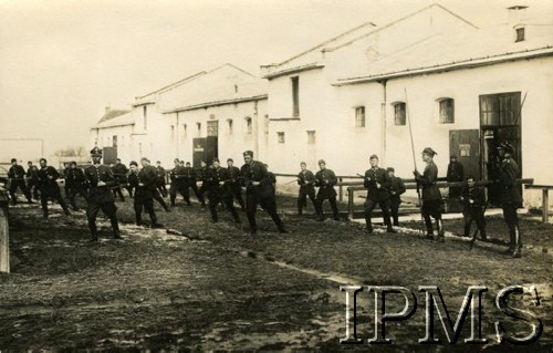 Lata 20., Lwów, Polska.
Ułani 3 szwadronu. Ćwiczenia we władaniu lancą prowadzą: ppor. Ernest Walter i rtm. Julian Miller. W tle stajnia.
Fot. NN, Instytut Polski i Muzeum im. gen. Sikorskiego w Londynie