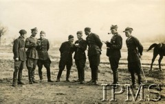 Lata 20., Lwów, Polska.
Ułani 3-go szwadronu. Stoją od prawej: kpr. Świder, chor. Brzezicki, plut. Hamba, plut. Chirowski, wachm. Kloc, plut. Pławski, rtm. Julian Miller, ppor. Ernest Walter.
Fot. NN, Instytut Polski i Muzeum im. gen. Sikorskiego w Londynie