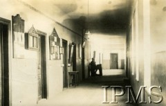 Lata 20., Lwów, Polska.
Korytarz w 3 szwadronie i podoficer dyżurny.
Fot. NN, Instytut Polski i Muzeum im. gen. Sikorskiego w Londynie