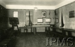 Lata 20., Lwów, Polska.
Świetlica 3-go szwadronu, na ścianie wisi portret Marszałka Józefa Piłsudskiego.
Fot. NN, Instytut Polski i Muzeum im. gen. Sikorskiego w Londynie
