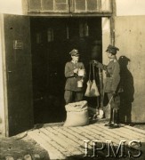 Lata 20., Lwów, Polska.
3-ci szwadron, wydawanie owsa: kpr. Świder i chor. Brzezicki.
Fot. NN, Instytut Polski i Muzeum im. gen. Sikorskiego w Londynie