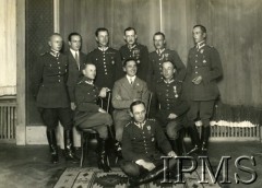 Lata 20., Lwów, Polska.
Hotel Krakowski, pożegnanie rtm. Józefa Poznańskiego przed wyjazdem do Chile. Stoją: por. Płoski, por. Gaykowski, por. Władysław Walczyński, rtm. Bogdan Zaremba, rtm. Karol Wisłouch, por. Jan Pniewski. Siedzą: rtm. Witold Czaykowski, rtm. Józef Poznański, mjr Edward Godlewski, na dywanie siedzi por. Wilhelm Pflanzer.
Fot. NN, Instytut Polski i Muzeum im. gen. Sikorskiego w Londynie