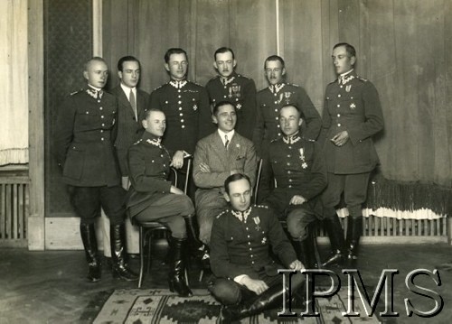 Lata 20., Lwów, Polska.
Hotel Krakowski, pożegnanie rtm. Józefa Poznańskiego przed wyjazdem do Chile. Stoją: por. Płoski, por. Gaykowski, por. Władysław Walczyński, rtm. Bogdan Zaremba, rtm. Karol Wisłouch, por. Jan Pniewski. Siedzą: rtm. Witold Czaykowski, rtm. Józef Poznański, mjr Edward Godlewski, na dywanie siedzi por. Wilhelm Pflanzer.
Fot. NN, Instytut Polski i Muzeum im. gen. Sikorskiego w Londynie