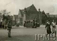 Lata 30., Poznań, Polska.
Rtm. Witold Mosiewicz na ulicy, w tle tramwaj nr 43 jadący na Stary Rynek.
Fot. NN, Instytut Polski i Muzeum im. gen. Sikorskiego w Londynie