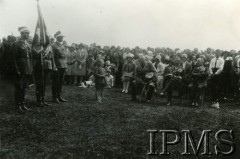 15.08.1927, Lwów, Polska.
Święto Żołnierza, poczet sztandarowy 6 Pułku Strzelców Konnych, w środku z prawej siedzi gen. Janusz Głuchowski.
Fot. NN, Instytut Polski i Muzeum im. gen. Sikorskiego w Londynie
