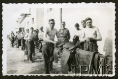 Lata 20., Lwów, Polska.
Szawadron szkolny plut. Przybyły, ułani podczas czyszczenia siodeł.
Fot. NN, Instytut Polski i Muzeum im. gen. Sikorskiego w Londynie