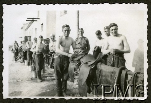 Lata 20., Lwów, Polska.
Szawadron szkolny plut. Przybyły, ułani podczas czyszczenia siodeł.
Fot. NN, Instytut Polski i Muzeum im. gen. Sikorskiego w Londynie
