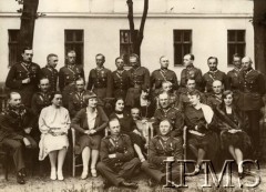 1930, Lwów, Polska.
Grupa pań i oficerowie 14 Pułku. Siedzą: mjr Karol Wisłouch, por. Wilhelm Pflanzer, pani Pflanzer, mjr Witold Czaykowski, pani Garniewicz, mjr Ryszard Garniewicz, pani Szuszkiewicz, pani Millerowa, por. Władysław Nowacki, płk Antoni Szuszkiewicz, rtm. Tadeusz Walkowski, pani Walkowska, mjr Szostakiewicz, pani Radkowska. Na ziemi siedzą: por. Włodzimierz Korytkowski, por. Jerzy Strużyński. Stoją: por. Stanisław Neyman, rtm. Bogdan Zaremba, por. Marian Kryczyński, por. Jan Pniewski, ppor. Pohorecki, ppor. Andrzej Sozański, por. Edward Steiner, ppor. Ernest Walter, por. Ranowski, rtm. Malzak (?), rtm. Kazimierz Kapiszewski.
Fot. NN, Instytut Polski i Muzeum im. gen. Sikorskiego w Londynie