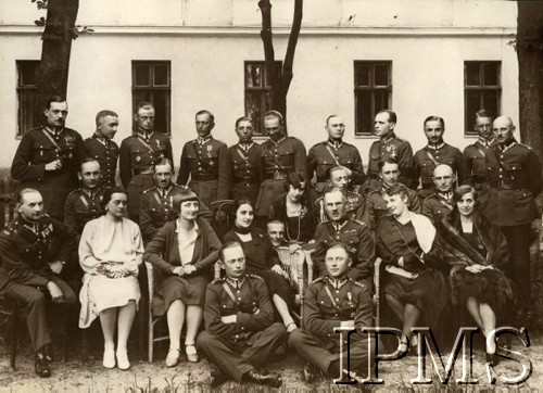 1930, Lwów, Polska.
Grupa pań i oficerowie 14 Pułku. Siedzą: mjr Karol Wisłouch, por. Wilhelm Pflanzer, pani Pflanzer, mjr Witold Czaykowski, pani Garniewicz, mjr Ryszard Garniewicz, pani Szuszkiewicz, pani Millerowa, por. Władysław Nowacki, płk Antoni Szuszkiewicz, rtm. Tadeusz Walkowski, pani Walkowska, mjr Szostakiewicz, pani Radkowska. Na ziemi siedzą: por. Włodzimierz Korytkowski, por. Jerzy Strużyński. Stoją: por. Stanisław Neyman, rtm. Bogdan Zaremba, por. Marian Kryczyński, por. Jan Pniewski, ppor. Pohorecki, ppor. Andrzej Sozański, por. Edward Steiner, ppor. Ernest Walter, por. Ranowski, rtm. Malzak (?), rtm. Kazimierz Kapiszewski.
Fot. NN, Instytut Polski i Muzeum im. gen. Sikorskiego w Londynie