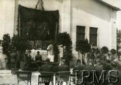 Lata 20., Lwów, Polska.
Msza polowa podsza Święta Pułku, ksiądz przy ołtarzu polowym.
Fot. NN, Instytut Polski i Muzeum im. gen. Sikorskiego w Londynie