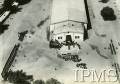 Lata 20., Lwów, Polska.
Widok koszar na Jałowcu. Msza polowa z lotu ptaka.
Fot. NN, Instytut Polski i Muzeum im. gen. Sikorskiego w Londynie